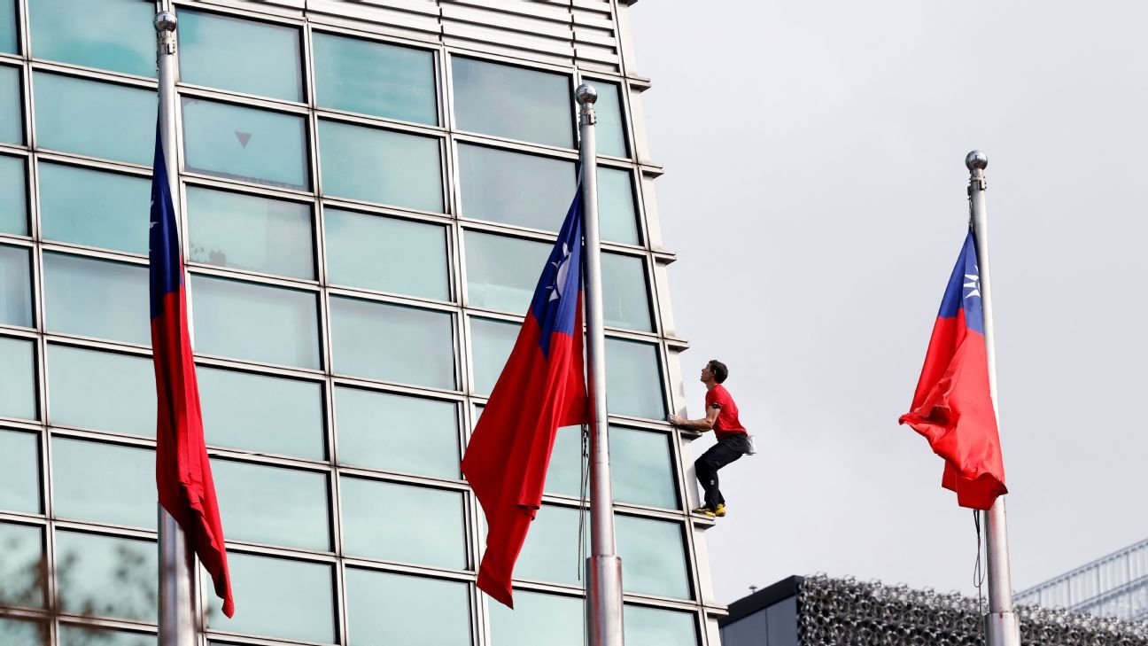 Alex Honnold climbs to top of Taipei 101 skyscraper sans ropes