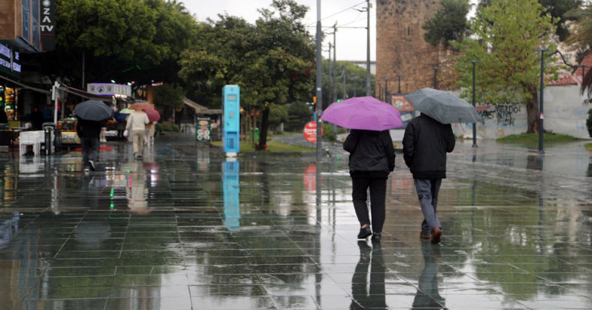 Son dakika: Antalya’da devam eden sağanak hayatı olumsuz etkiledi… 190 kilogram yağış düştü, yol çöktü!