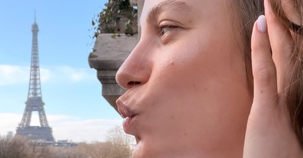 Serenay'dan Eyfel'e öpücük