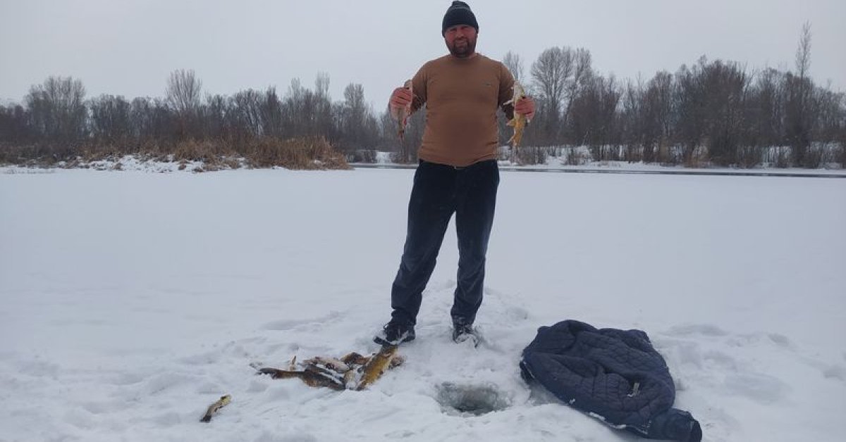 Son dakika: Türkiye’nin en uzun nehri dondu: Üzerinde eskimo usülü balık avladılar