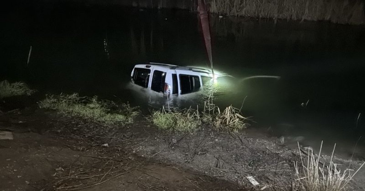 Eskişehir’de el freni çekilmeyen park halindeki araç Porsuk Çayı’na düştü