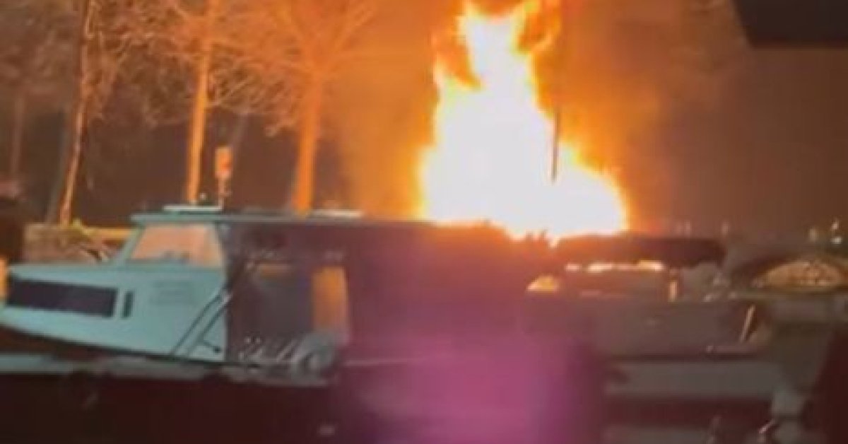 Küçükçekmece’de derede bulunan 2 kayıkta çıkan yangın söndürüldü