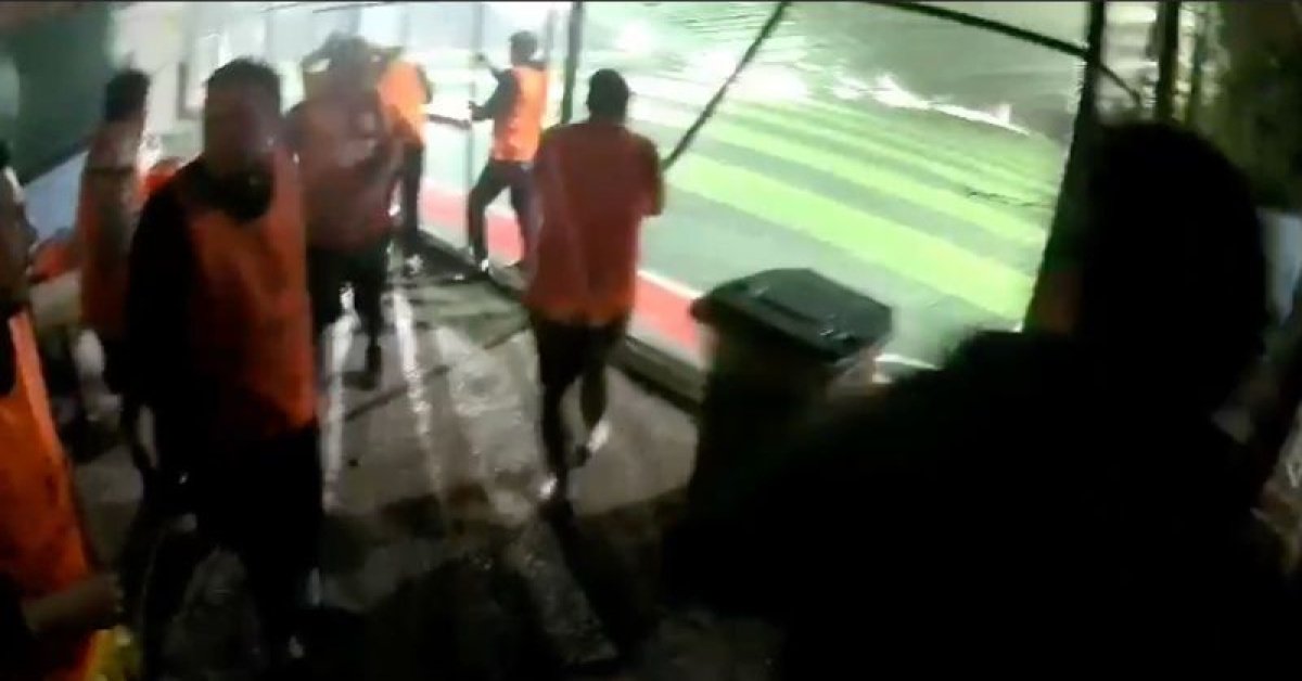 Son dakika: Antalya’da halı sahanın çatısı çöktü… O anlar kamerada!