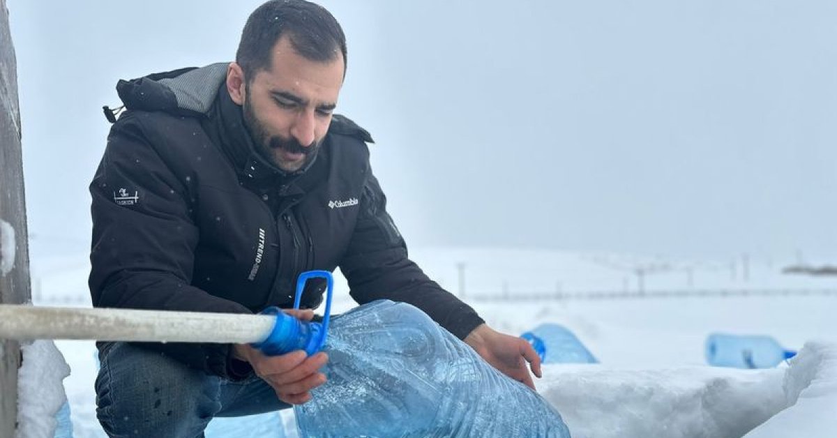 Son dakika: Erzurum’da su hatları dondu, vatandaşlar çeşmelerden bidonlarla su taşıdı