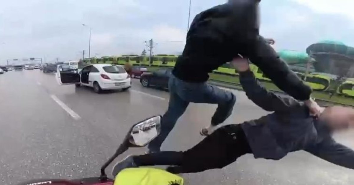 Son dakika: Bursa’da trafikte tekmelerin havada uçuştuğu kavga kameralarda