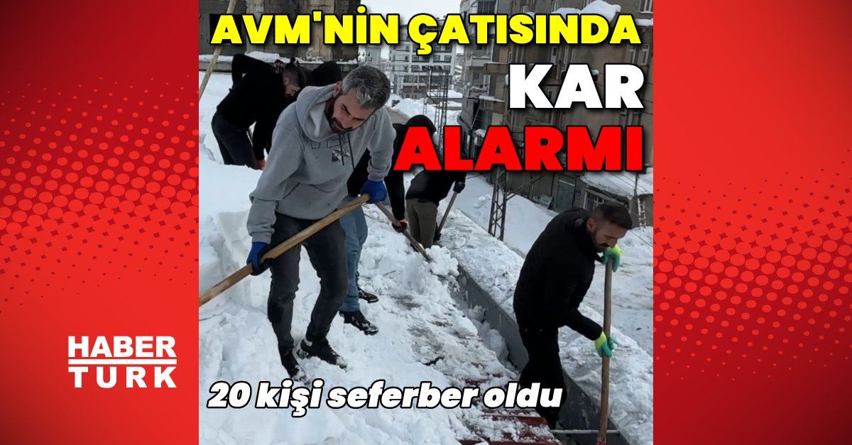 Son dakika: Yüksekova’da 20 kişilik ekibin zorlu kar temizleme mücadelesi