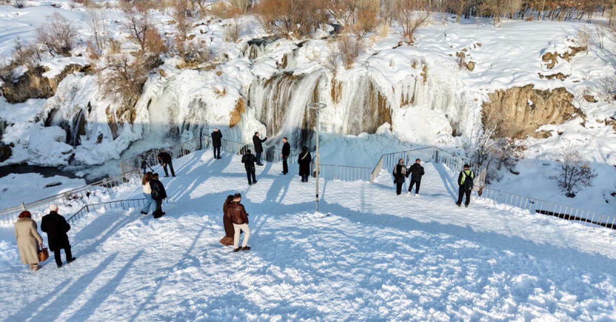 Donan Muradiye Şelalesi’ne ziyaretçi ilgisi