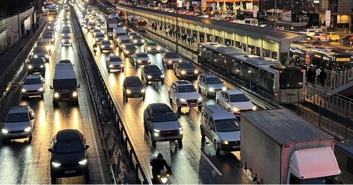 İstanbul’da trafik kilit! Trafik yoğunluğu yüzde 87’ye çıktı