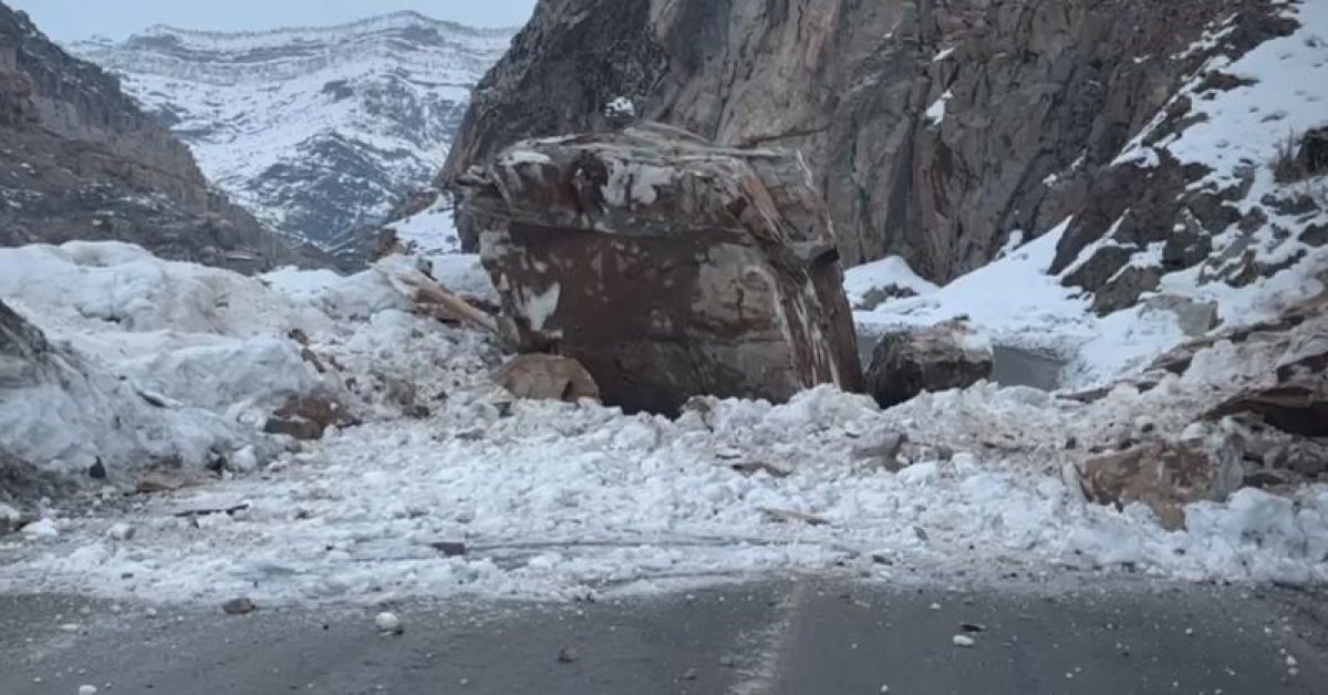 Dev kaya yola düştü! | Son dakika haberleri