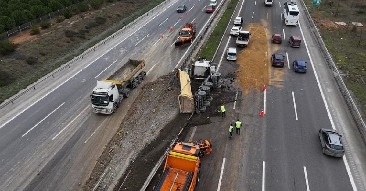 Son dakika: Kuzey Marmara Otoyolu’nda hafriyat kamyonu devrildi