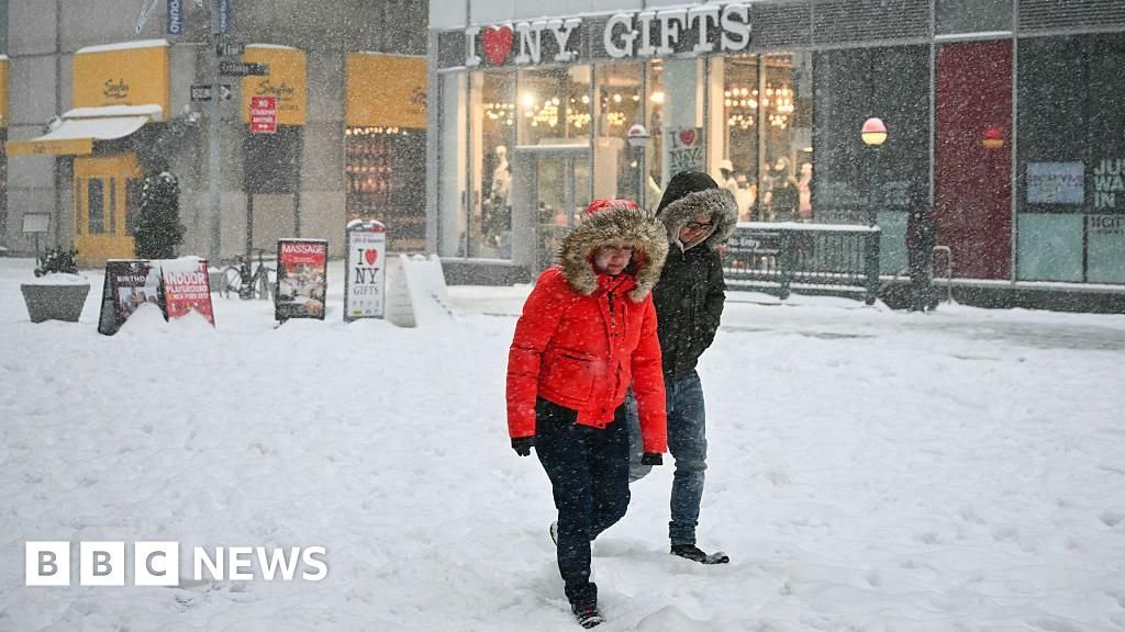 Hundreds of thousands without power as winter storm hits US