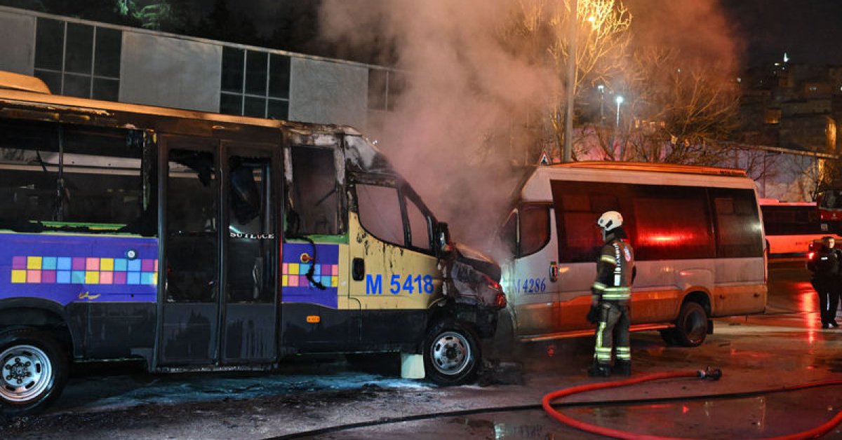 Kağıthane’de akaryakıt istasyonundaki 2 minibüste çıkan yangın söndürüldü