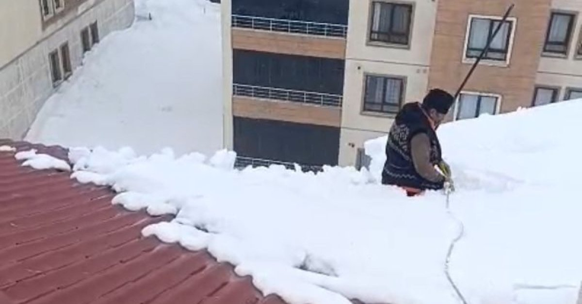 Yüksekova’da dondurucu soğuğa rağmen kar üzerinde namaz kıldı