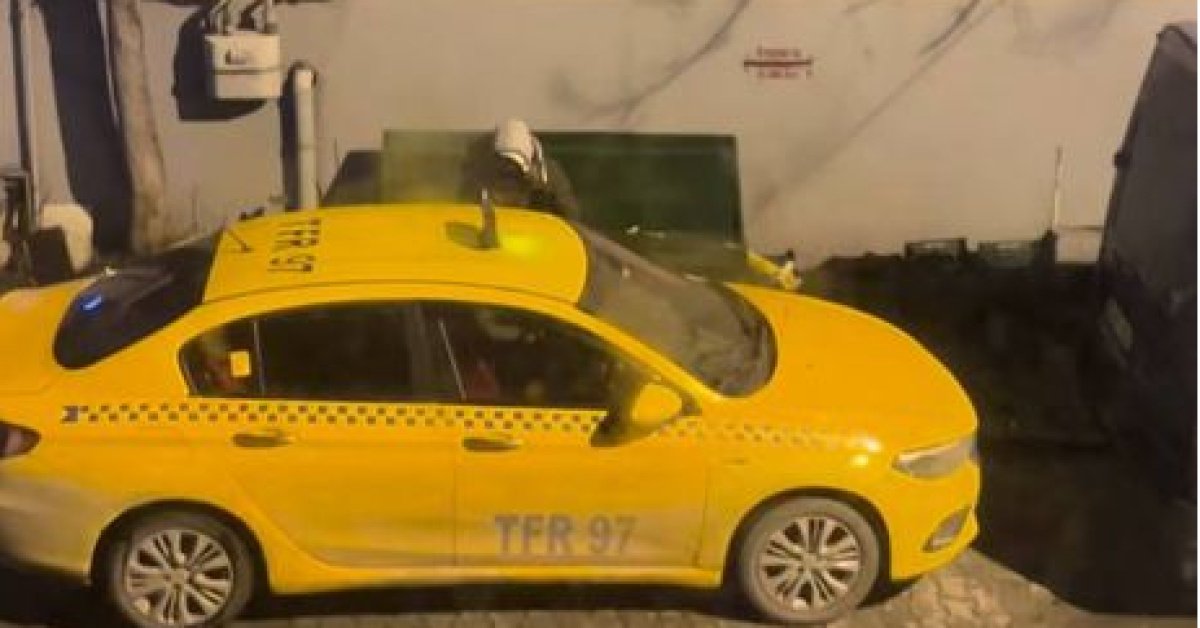 Esenyurt’ta taksinin kapısını zorlayan şüpheli, kendisine müdahale edenleri palayla kovaladı