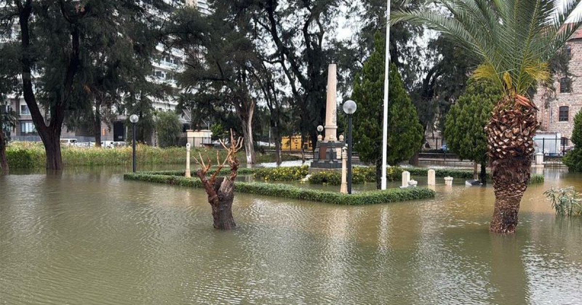 Son dakika: İzmir’de sağanak hayatı olumsuz etkiledi… Denizin rengi değişti