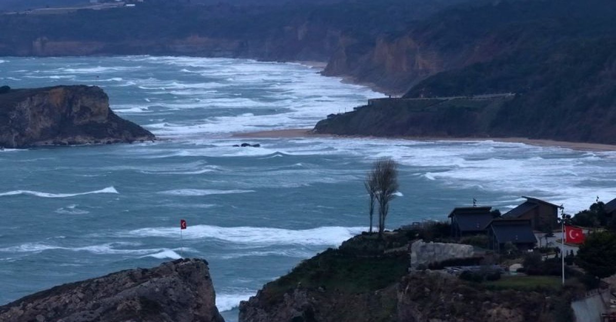 İstanbul'da dev dalgalar sahili vurdu