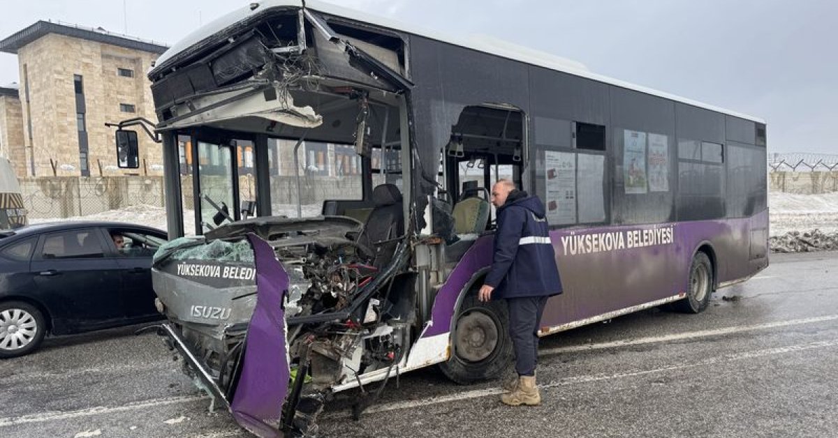 Minibüs ve otobüs çarpıştı! 18 yaralı var!