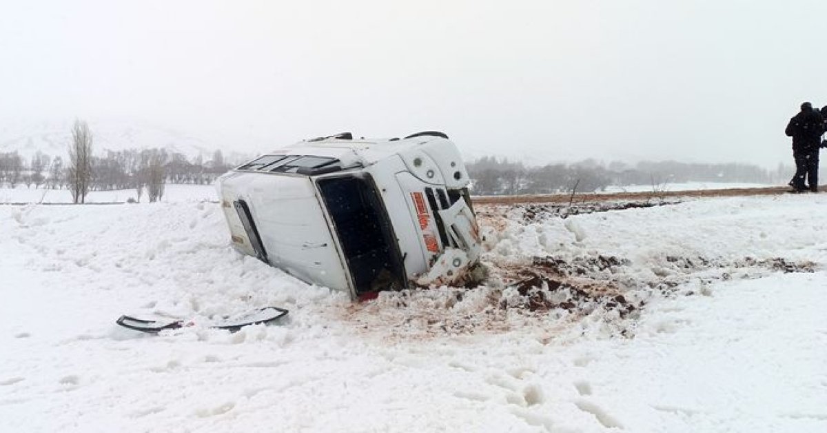 Son dakika: Sivas’ta öğrenci servisi kaza yaptı… 14 kişi yaralandı