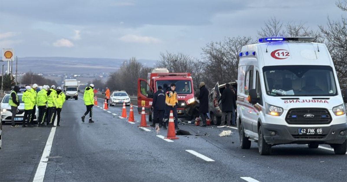 Son dakika: Refüje çarpan hafif ticari araç ile tır çarpıştı: 1 ölü
