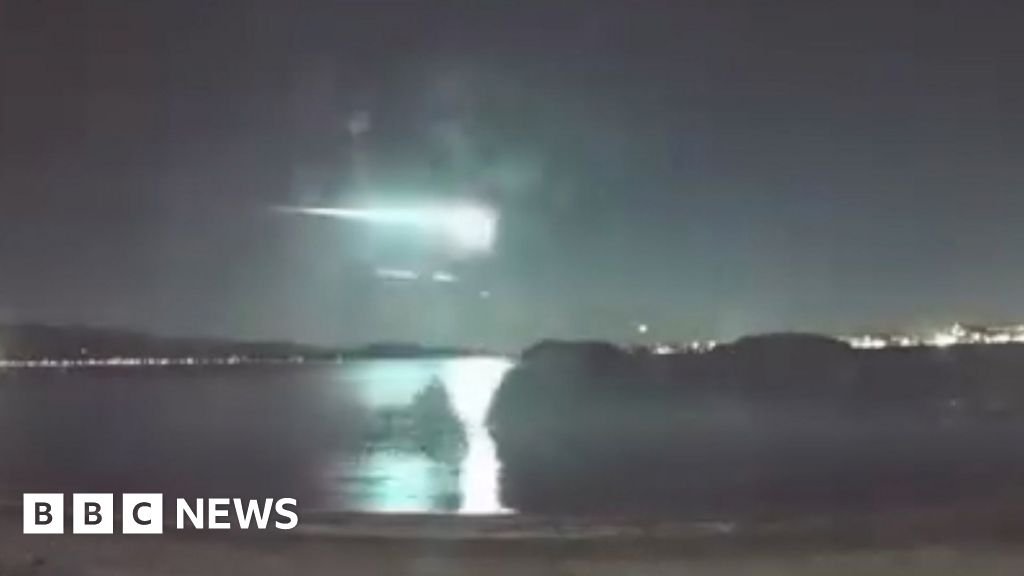 Watch: Moment bright light trail streaks across New Zealand skyline