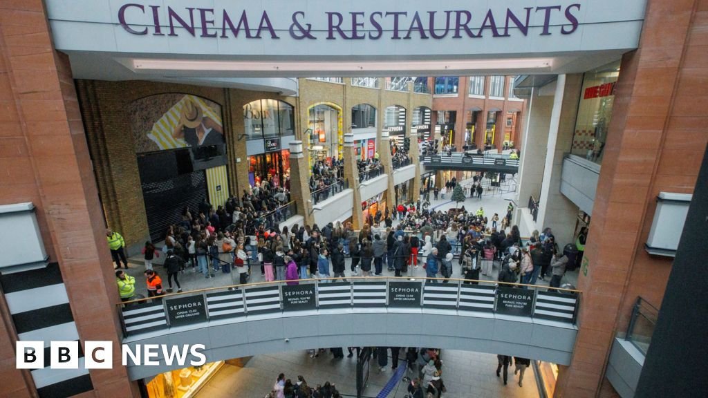 Thousands queue as beauty store arrives on island of Ireland
