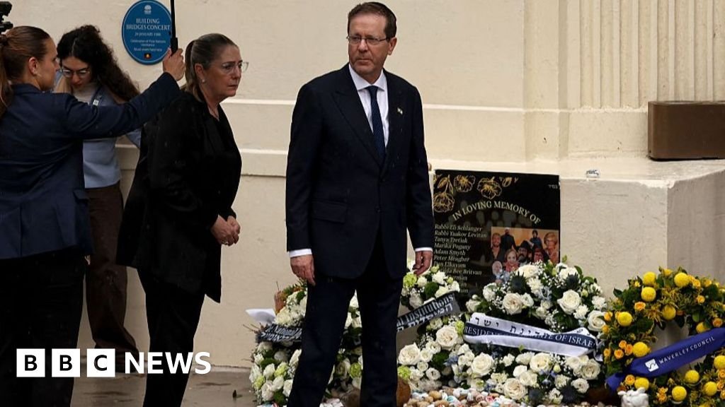 Israeli president Isaac Herzog lays wreath at Bondi at start of controversial visit