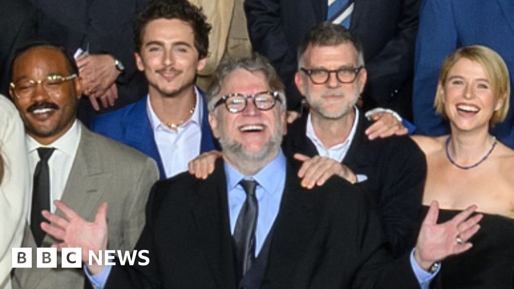 12 things we spotted in the Oscars class photo