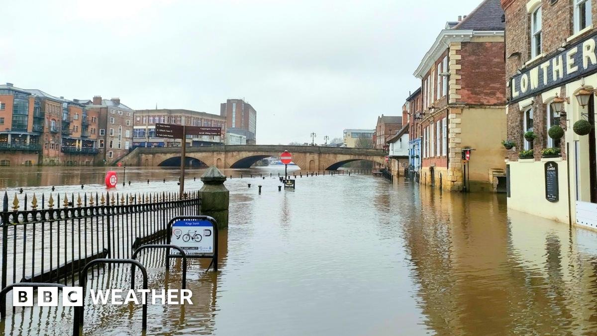 UK weather: One hundred flood warnings with weather ‘stuck in a rut’